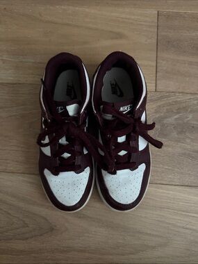 Nike Kids Low-Top Sneakers in Maroon and White